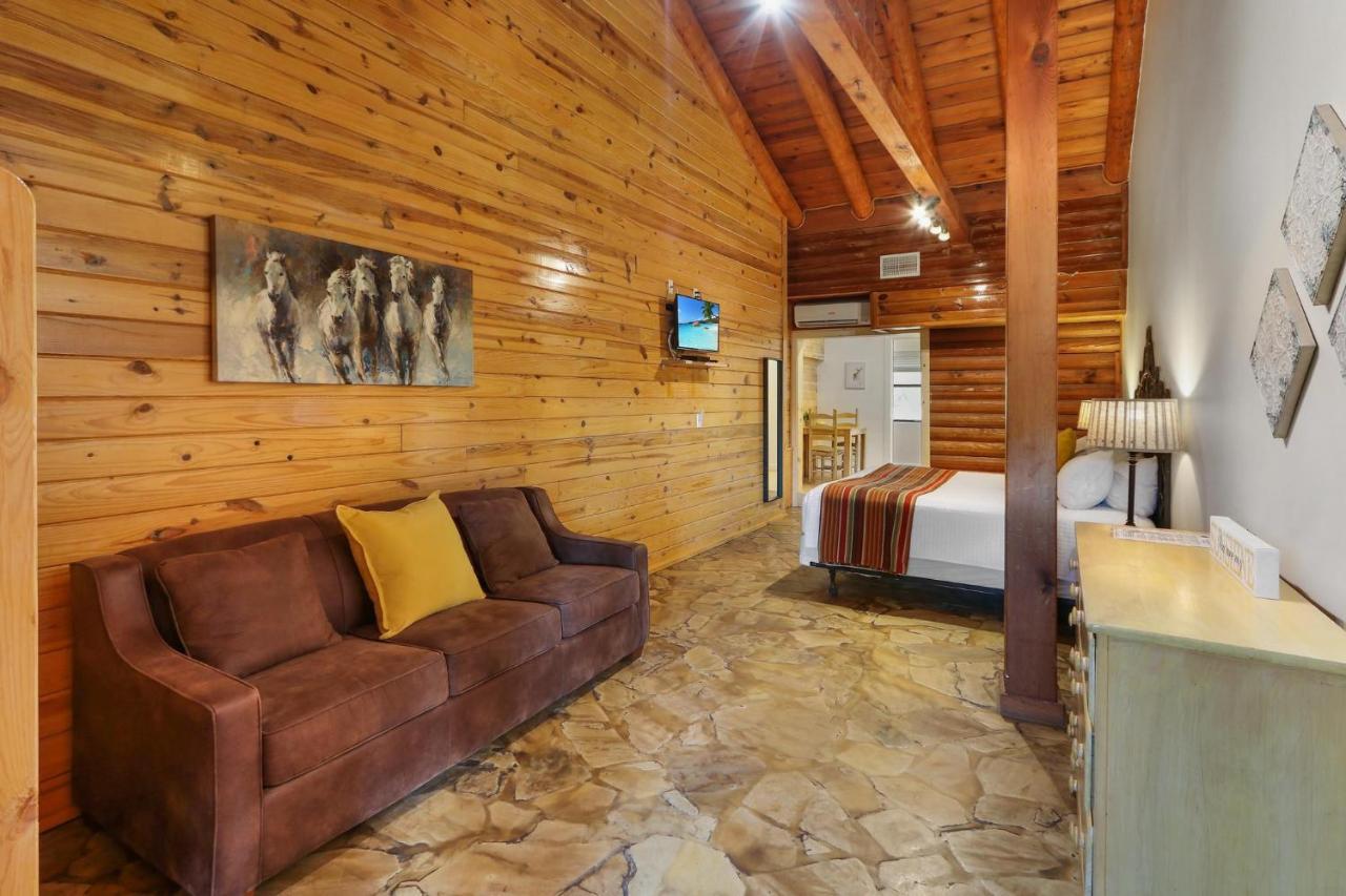Wimberley Log Cabins Resort And Suites- Unit 3 Ngoại thất bức ảnh